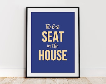 Puede incluir: Un póster azul con texto blanco que dice "The best seat in the house" en letras amarillas.