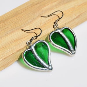 Brincos de folhas verdes, brincos de vitral, joias soldadas, presente exclusivo