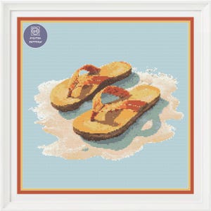 Op de afbeelding: Een digitaal patroon in een lijst met een paar gele en oranje slippers op een lichtblauwe achtergrond, die een strandscène oproept. De slippers liggen op een wit, zanderig gebied, met een digitaal patroonlogo linksboven.