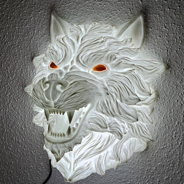 Wolf head lamp with customizable eye colors