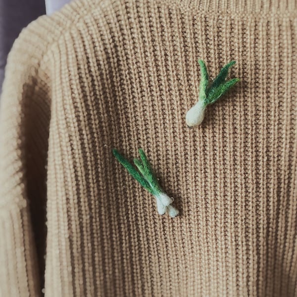 Realistic spring onion handmade pins brooch | unique woolen brooch gift