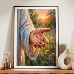 Könnte beinhalten: Gerahmtes religiöses Kunstwerk, das eine Hand mit einer Wunde vor dem Hintergrund eines Sonnenuntergangs und Blumen zeigt. Das Kunstwerk wird auf einem Holzschrank mit Stereoanlage, Lampe und dekorativen Vasen ausgestellt. Der Schrank ist etwa 152 cm lang.