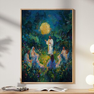 Könnte beinhalten: Ein gerahmtes Gemälde zeigt eine religiöse Szene mit Figuren in weißen Gewändern unter goldenem Licht. Das Kunstwerk wird über einem Holzschrank zusammen mit einer modernen Lampe und dekorativen Gegenständen ausgestellt. Die Gesamtästhetik ist ruhig und künstlerisch.