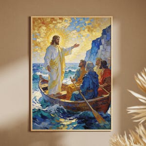 Könnte beinhalten: Ein gerahmter Druck, der eine religiöse Szene darstellt. Eine Figur in weißen Gewändern steht in einem Boot und deutet auf das Meer. Andere Figuren im Boot rudern. Das Kunstwerk hat eine warme Farbpalette mit einem goldenen Heiligenschein.