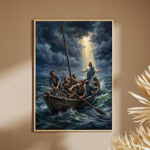 Könnte beinhalten: Ein gerahmter Druck zeigt eine religiöse Szene eines Bootes auf stürmischer See. Figuren im Boot blicken auf eine Figur in weißen Gewändern, die Arme ausgestreckt, unter einem Lichtstrahl, der dunkle Wolken durchbricht. Das Kunstwerk ist in einem goldenen Rahmen.