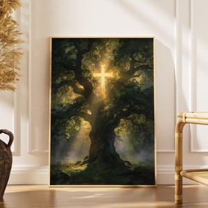 Könnte beinhalten: Ein gerahmter Kunstdruck zeigt einen großen Baum mit einem leuchtenden Kreuz in der Mitte. Das Kunstwerk zeigt ein goldenes Kreuz, das durch die Äste des Baumes scheint, mit Sonnenlicht, das durch die Blätter scheint. Der Druck ist in einem goldenen Rahmen und wird in Innenräumen ausgestellt.