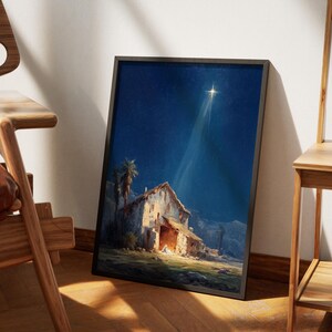 Könnte beinhalten: Gerahmter Kunstdruck, der eine Nachtszene mit einem Gebäude zeigt, das von einem hellen Licht eines Sterns beleuchtet wird. Das Kunstwerk zeigt einen dunkelblauen Himmel, ein Gebäude mit warmem Schein und eine Palme. Der Rahmen ist schwarz.