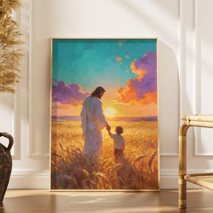 Könnte beinhalten: Ein gerahmter Kunstdruck zeigt eine Figur in weißen Gewändern, die die Hand eines Kindes in einem Weizenfeld bei Sonnenuntergang hält. Der Himmel wechselt von Türkis zu Orange und Lila. Das Kunstwerk ist in einem goldenen Rahmen.