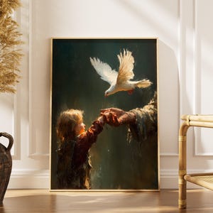 Könnte beinhalten: Ein gerahmter Kunstdruck zeigt ein Kind, das nach einer weißen Taube im Flug greift. Das Kunstwerk hat einen dunklen Hintergrund, wobei die Taube und das Kind hervorgehoben werden. Das Kind trägt ein rotes Hemd. Der Rahmen ist goldfarben.
