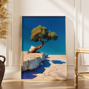 Könnte beinhalten: Ein gerahmter Kunstdruck zeigt einen Baum auf einer Klippe vor blauem Himmel. Der Baum hat einen gebogenen Stamm und grüne Blätter. Das Kunstwerk ist in einem goldenen Rahmen und wird auf einem Holzboden präsentiert.