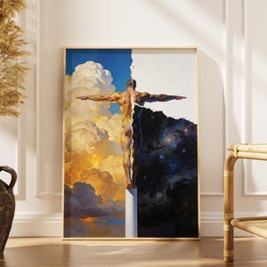 Könnte beinhalten: Gerahmter Kunstdruck, der eine muskulöse Figur mit ausgestreckten Armen zeigt, die sich zwischen einem Tageshimmel mit Wolken und einem sternenklaren Nachthimmel befindet. Das Kunstwerk hat einen goldenen Rahmen und wird in einem Raum mit einer Vase mit getrockneten Pflanzen ausgestellt.
