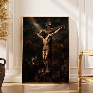 Könnte beinhalten: Gerahmtes religiöses Gemälde, das die Kreuzigung Jesu Christi darstellt. Das Kunstwerk zeigt einen dunklen, dramatischen Hintergrund mit Figuren am Fuße des Kreuzes. Das Gemälde ist in einem goldenen Rahmen ausgestellt.