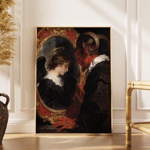 Könnte beinhalten: Gerahmtes Kunstwerk, das einen Teufel und einen Engel zeigt, die sich in einem Spiegel gegenüberstehen. Der Teufel ist rot mit Hörnern, während der Engel einen Heiligenschein hat. Der Spiegel hat einen roten und goldenen verzierten Rahmen. Das Kunstwerk wird in einem Raum mit einer Vase mit getrockneten Pflanzen ausgestellt.