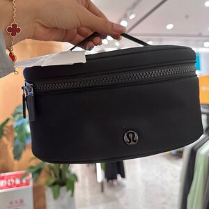 Lululemon makeup shop bag
