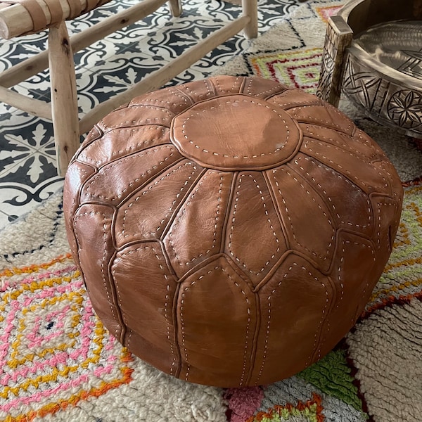 Pouf Othman Marron avec Broderie Artisanale Marocaine - Charme et Tradition pour une Décoration Authentique