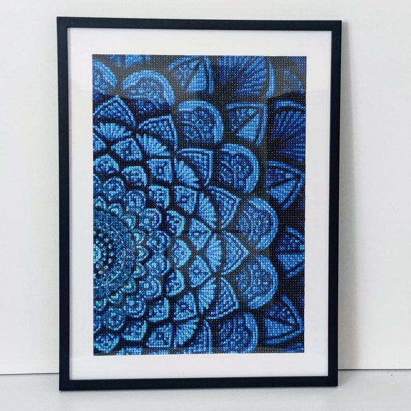 Handgefertigtes Diamond Painting: Blaues Mandala im eleganten schwarzen Rahmen (31,5 cm x 42 cm)