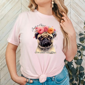 Gewoon een meisje dat van haar Pug PNG houdt, Pug met bloemen PNG, houdt van haar Pug PNG Love Pug