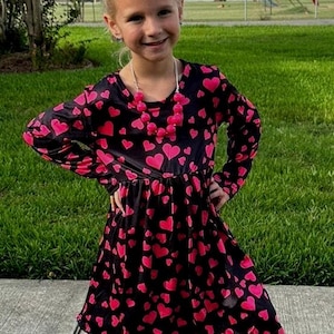 Vestido de manga larga con corazones rosas