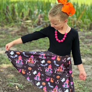 Case infestate e gatti ballerina in cima nera