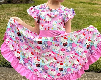 Vestido rosa con lazo en la espalda y giro de Kitty