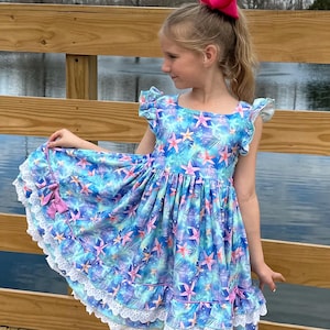 Robe fleurie à volants et dentelle