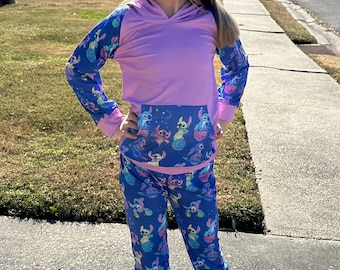 Conjunto deportivo con estampado de extraterrestre azul del espacio exterior