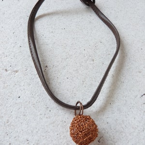 Collier Lacet Simili-cuir, Boule de Cuivre Crochetée et Fermoir Bouton en Cuir. image 6