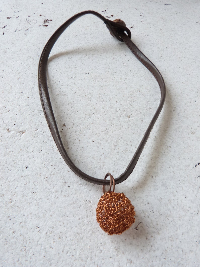 Collier Lacet Simili-cuir, Boule de Cuivre Crochetée et Fermoir Bouton en Cuir. image 6