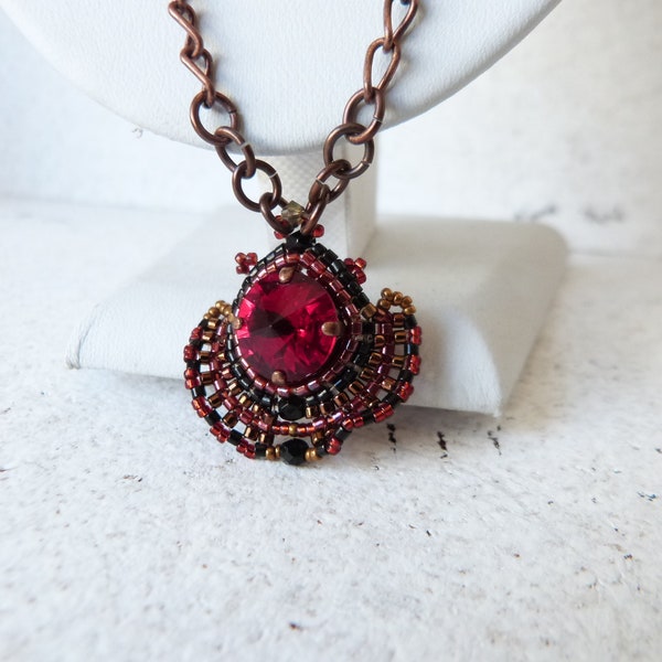 Collier Long Style Baroque Chaîne Cuivrée avec Bijou Perles de Verre Tissées, Strass Swarovski Rouge.