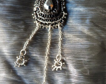 Broche Unique Argenté et Noir avec petite Croix, perles tissées à l'aiguille.