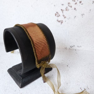 Bracelet mini Sainte Trinité sur ruban élastique