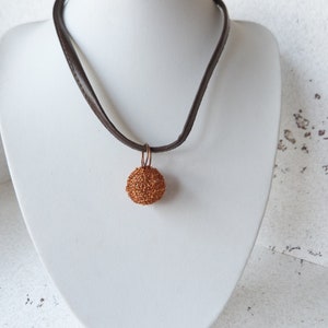 Collier Lacet Simili-cuir, Boule de Cuivre Crochetée et Fermoir Bouton en Cuir. image 2