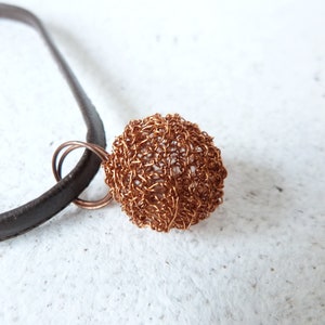 Collier Lacet Simili-cuir, Boule de Cuivre Crochetée et Fermoir Bouton en Cuir. image 5