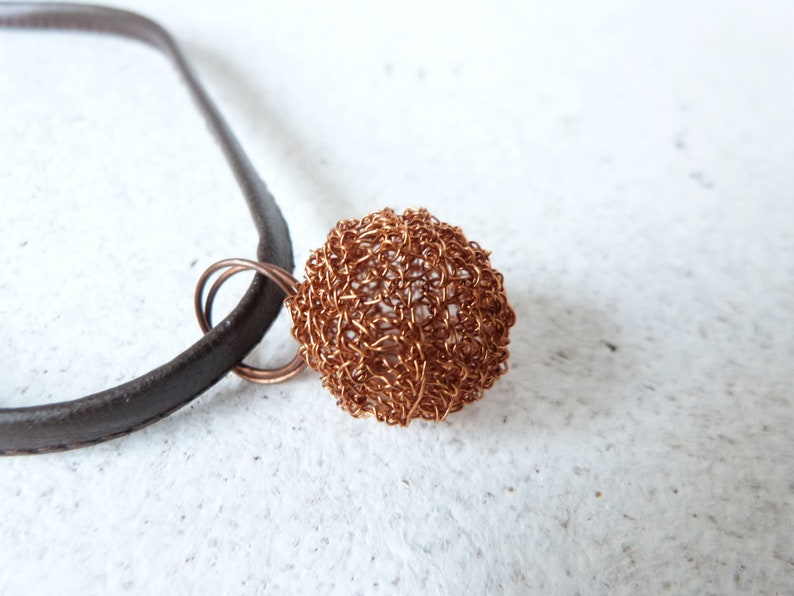 Collier Lacet Simili-cuir, Boule de Cuivre Crochetée et Fermoir Bouton en Cuir. image 5