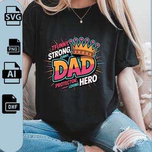 Puede incluir: Camiseta negra con un gráfico colorido que dice "DAD" con una corona y las palabras "Funny, Strong, Protector, Loving, Hero". Incluye iconos de tipo de archivo y "Digital Download".