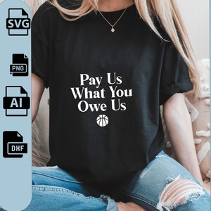 Puede incluir: Camiseta negra con el texto blanco "Pay Us What You Owe Us" y un gráfico de baloncesto. La imagen también incluye iconos de tipos de archivos de descarga digital: SVG, PNG, AI y DXF.
