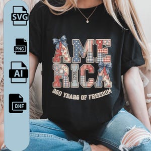 Puede incluir: Camiseta negra con la palabra "AMERICA" en un diseño de patchwork, con patrones y lazos rojos, blancos y azules. También se muestra el texto "1776" y "250 YEARS OF FREEDOM". La camiseta la lleva una persona.
