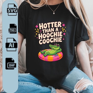 Puede incluir: Camiseta negra con la frase "Hotter Than A Hoochie Coochie" en blanco y amarillo. Un cocodrilo de dibujos animados con gafas de sol flota en un flotador inflable rosa y naranja. Iconos de tipo de archivo SVG, PNG, AI y DHF a la izquierda.