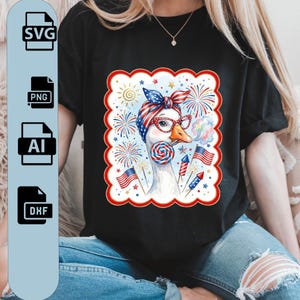 Puede incluir: Camiseta negra con un ganso de dibujos animados con gafas y una diadema patriótica. El ganso sostiene una piruleta y está rodeado de fuegos artificiales y banderas americanas. La imagen incluye iconos de tipo de archivo SVG, PNG, AI y DHF.