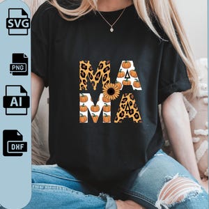Puede incluir: Camiseta negra con la palabra "MAMA" en un diseño de temática otoñal. Las letras están decoradas con estampado de leopardo, calabazas y un girasol. Se muestran formatos de archivo de descarga digital.