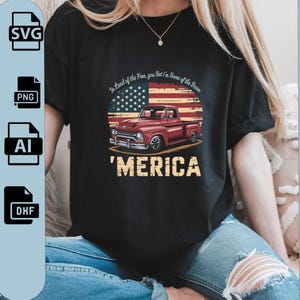Puede incluir: Camiseta negra con un gráfico de una camioneta roja vintage frente a una bandera estadounidense. El texto "'MERICA" se muestra en una fuente desgastada, con la frase "In Land of the Free, you Bet I'm Home of the Brave" encima de la camioneta.
