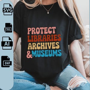 Può includere: Una maglietta nera con il testo "PROTECT LIBRARIES ARCHIVES & MUSEUMS" in colori arcobaleno. Il testo è in uno stile di font retrò.