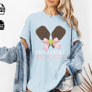 Coquette Pickleball PNG, Valentijnssublimatie met strik, trendy preppy social club design, meisjesachtige sport DTF, zachte meisjesesthetiek
