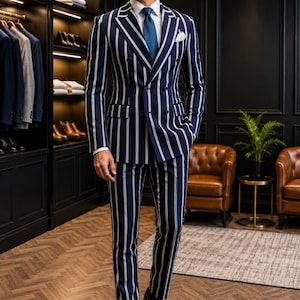 Peut inclure: Un costume croisé à rayures verticales bleu marine et blanc, associé à une chemise blanche impeccable, une cravate bleue unie et une pochette blanche. L'ensemble est complété par des chaussures de ville en cuir noir.