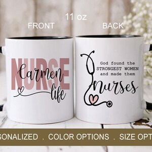 Puede incluir: Taza de caf&eacute; de cer&aacute;mica blanca con borde y asa negros. La parte delantera de la taza tiene el texto "Carmen life" en rosa y negro con un peque&ntilde;o coraz&oacute;n. La parte posterior de la taza tiene un estetoscopio con un coraz&oacute;n y el texto "God found the STRONGEST WOMEN and made them Nurses".