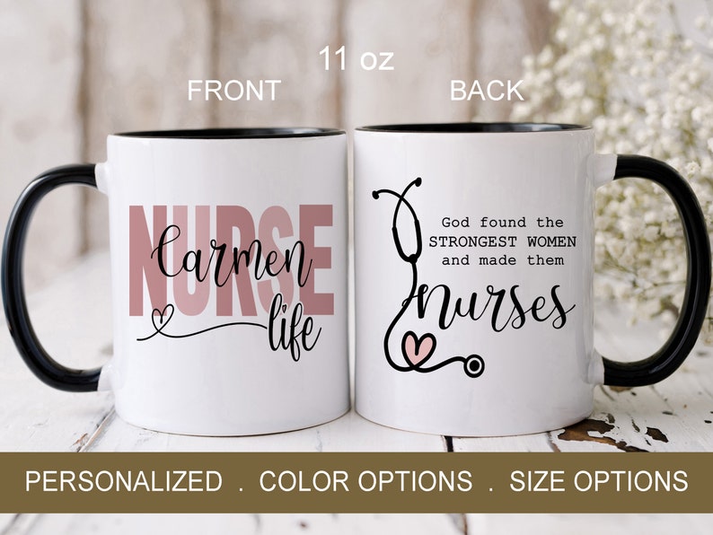 Puede incluir: Taza de caf&eacute; de cer&aacute;mica blanca con borde y asa negros. La parte delantera de la taza tiene el texto "Carmen life" en rosa y negro con un peque&ntilde;o coraz&oacute;n. La parte posterior de la taza tiene un estetoscopio con un coraz&oacute;n y el texto "God found the STRONGEST WOMEN and made them Nurses".