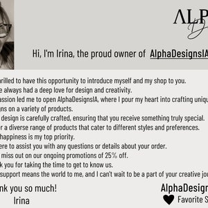 Puede incluir: Irina, la propietaria de AlphaDesignsIA, sonr&iacute;e c&aacute;lidamente a la c&aacute;mara. Lleva gafas y una camisa blanca. El texto dice: "Hola, soy Irina, la orgullosa propietaria de AlphaDesignsIA. Estoy encantada de tener la oportunidad de presentarme y mi tienda. Siempre he tenido una gran pasi&oacute;n por el dise&ntilde;o y la creatividad. Mi pasi&oacute;n me llev&oacute; a abrir AlphaDesignsIA, donde pongo todo mi coraz&oacute;n en crear dise&ntilde;os &uacute;nicos en una variedad de productos. Cada dise&ntilde;o est&aacute; cuidadosamente elaborado, para que recibas algo realmente especial. Ofrezco una amplia gama de productos que se adaptan a diferentes estilos y preferencias. Tu satisfacci&oacute;n es mi m&aacute;xima prioridad. Estoy aqu&iacute; para ayudarte con cualquier pregunta o detalle sobre tu pedido. No te pierdas nuestras promociones en curso del 25% de descuento. Gracias por tomarte el tiempo de conocernos. Tu apoyo significa mucho para m&iacute;, y estoy deseando formar parte de tu viaje creativo. &iexcl;Muchas gracias! Irina AlphaDesignsIA Tienda favorita"
