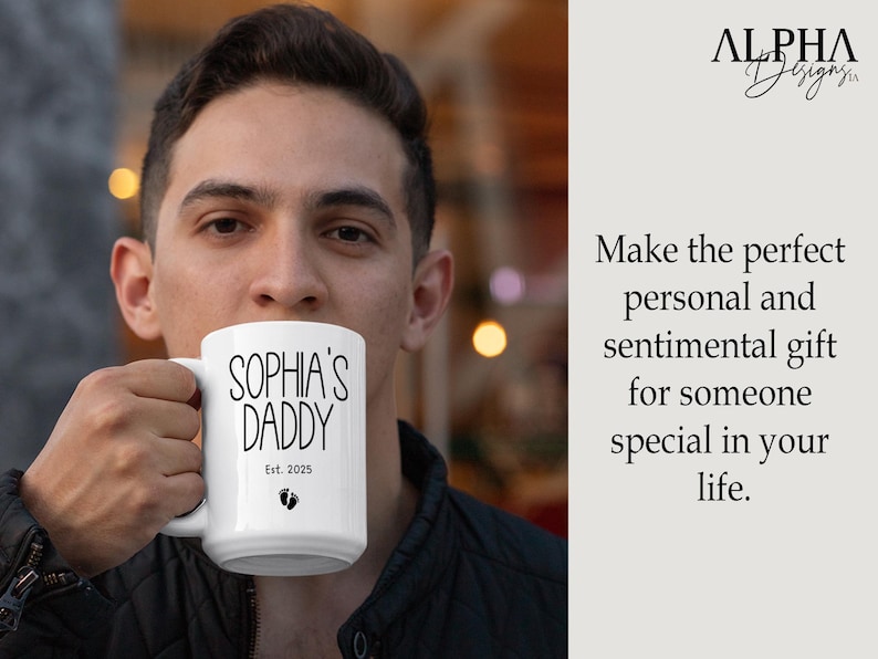 Peut inclure: Une tasse &agrave; caf&eacute; en c&eacute;ramique blanche avec du texte noir qui dit "Sophia's Daddy Est. 2025" et deux petites empreintes de pas.