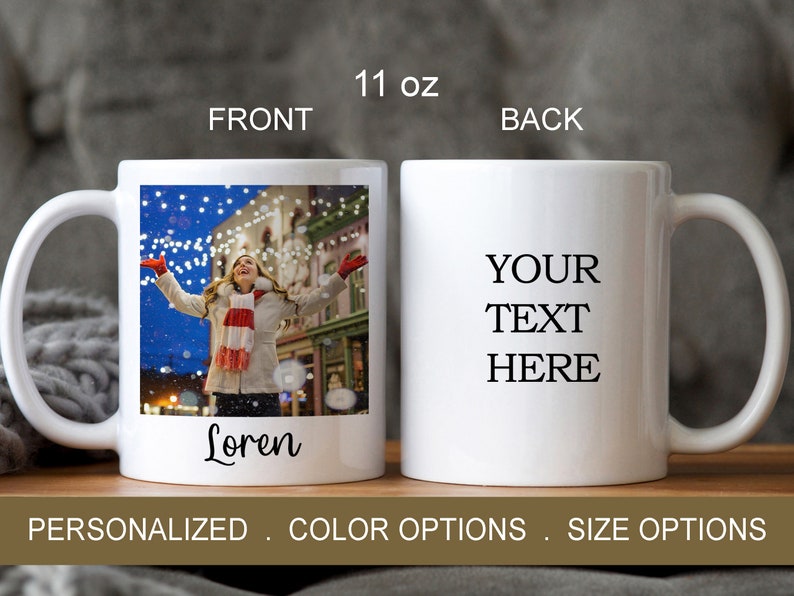 Puede incluir: Taza de cer&aacute;mica blanca con una foto de una persona en una escena de invierno con luces y nieve. La taza tiene el texto "Loren" en la parte delantera y "YOUR TEXT HERE" en la parte posterior. La taza es de 11 onzas.