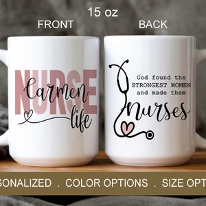Puede incluir: Taza de cer&aacute;mica blanca con un dise&ntilde;o rosa y blanco que dice "Carmen Nurse Life" en la parte delantera y "Dios encontr&oacute; a las mujeres m&aacute;s fuertes y las convirti&oacute; en enfermeras" en la parte posterior. La taza tiene un gr&aacute;fico de estetoscopio negro en la parte posterior.